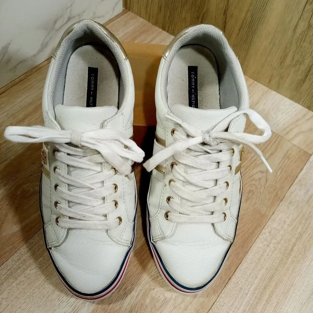 Tommy Hilfiger please zoom